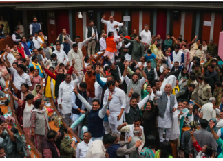 दिल्ली MCD सदन में AAP और BJP सदस्यों के बीच हंगामा दिल्ली MCD सदन में AAP और BJP सदस्यों के बीच हंगामा: राजनीति या जनहित?