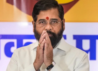 महाराष्ट्र में मुख्यमंत्री पद को लेकर सियासी घमासान महाराष्ट्र में मुख्यमंत्री पद को लेकर सियासी घमासान